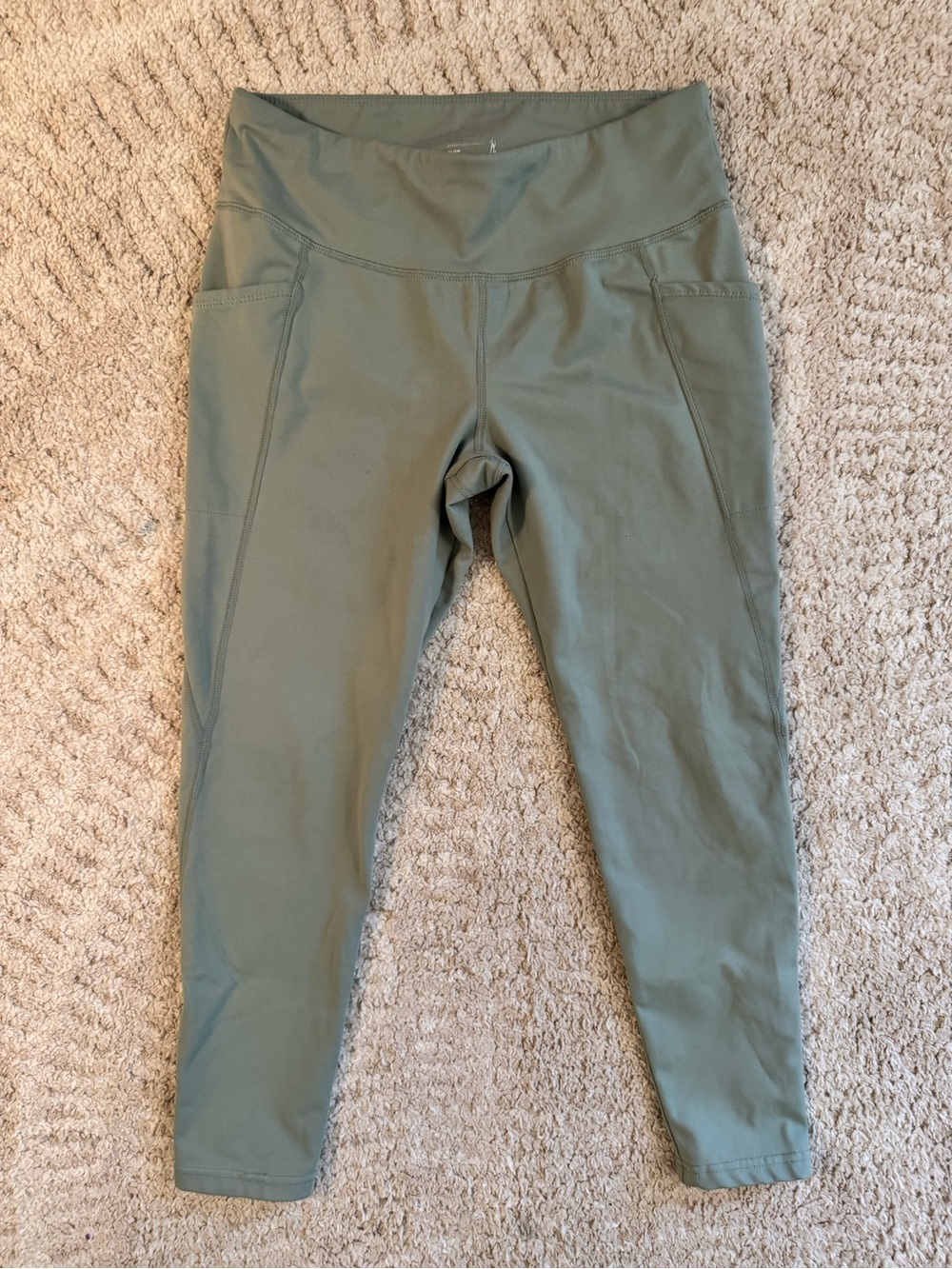 Jockey women’s sage leggings w/ side pockets - size M - EUC like new!
